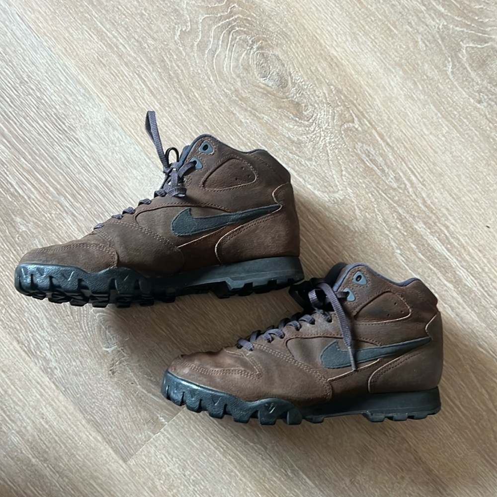 Nike women’s size 8 or men’s 6.5 brown hiking boots 90’s
